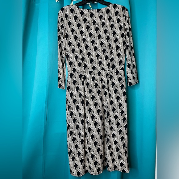 WHBM Form flattering black design dress size 8 - Picture 7 of 10